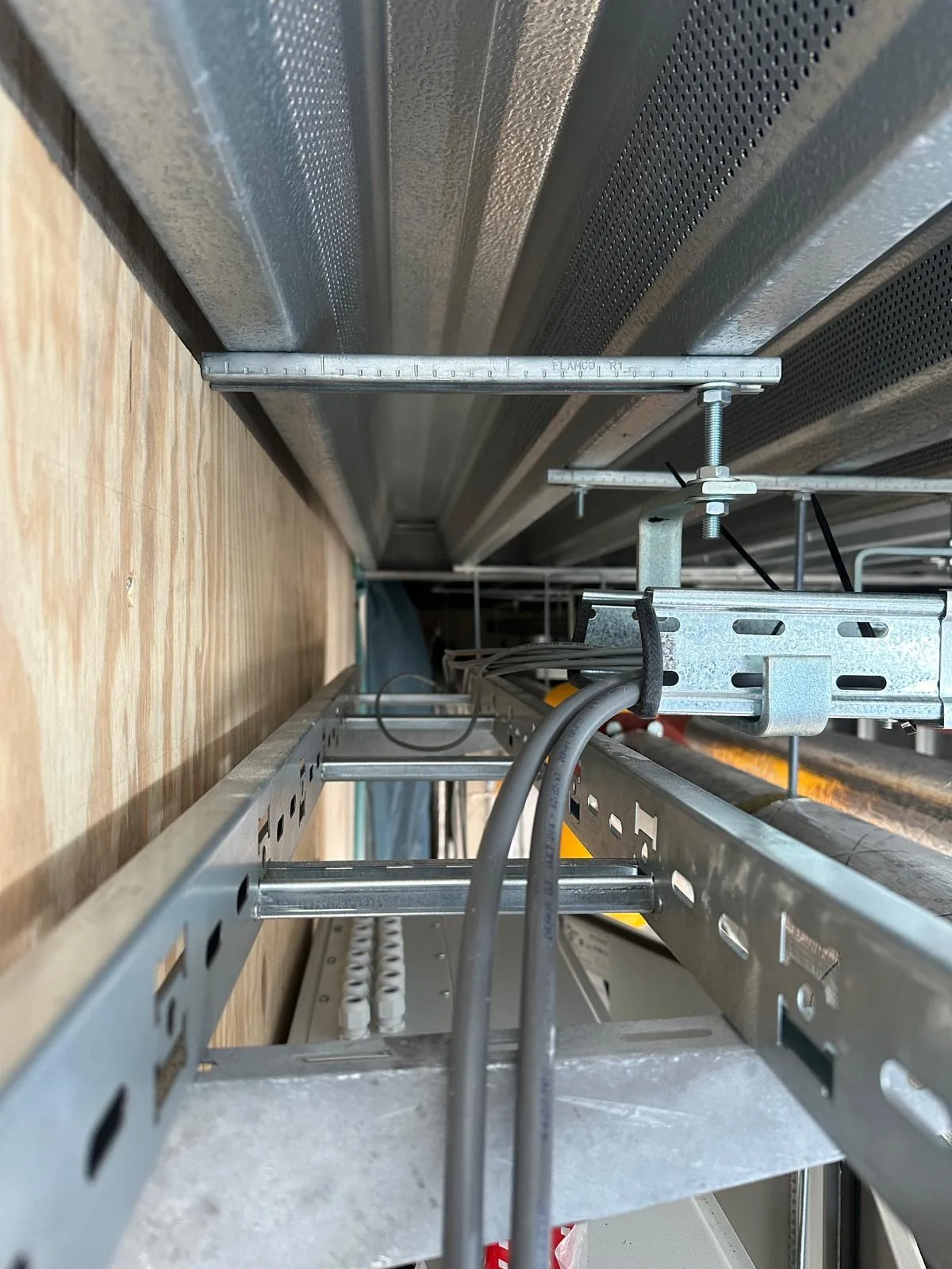 Kabeldraagsysteem in het plafond. Wondersteboven in Rotterdam door Mandotech