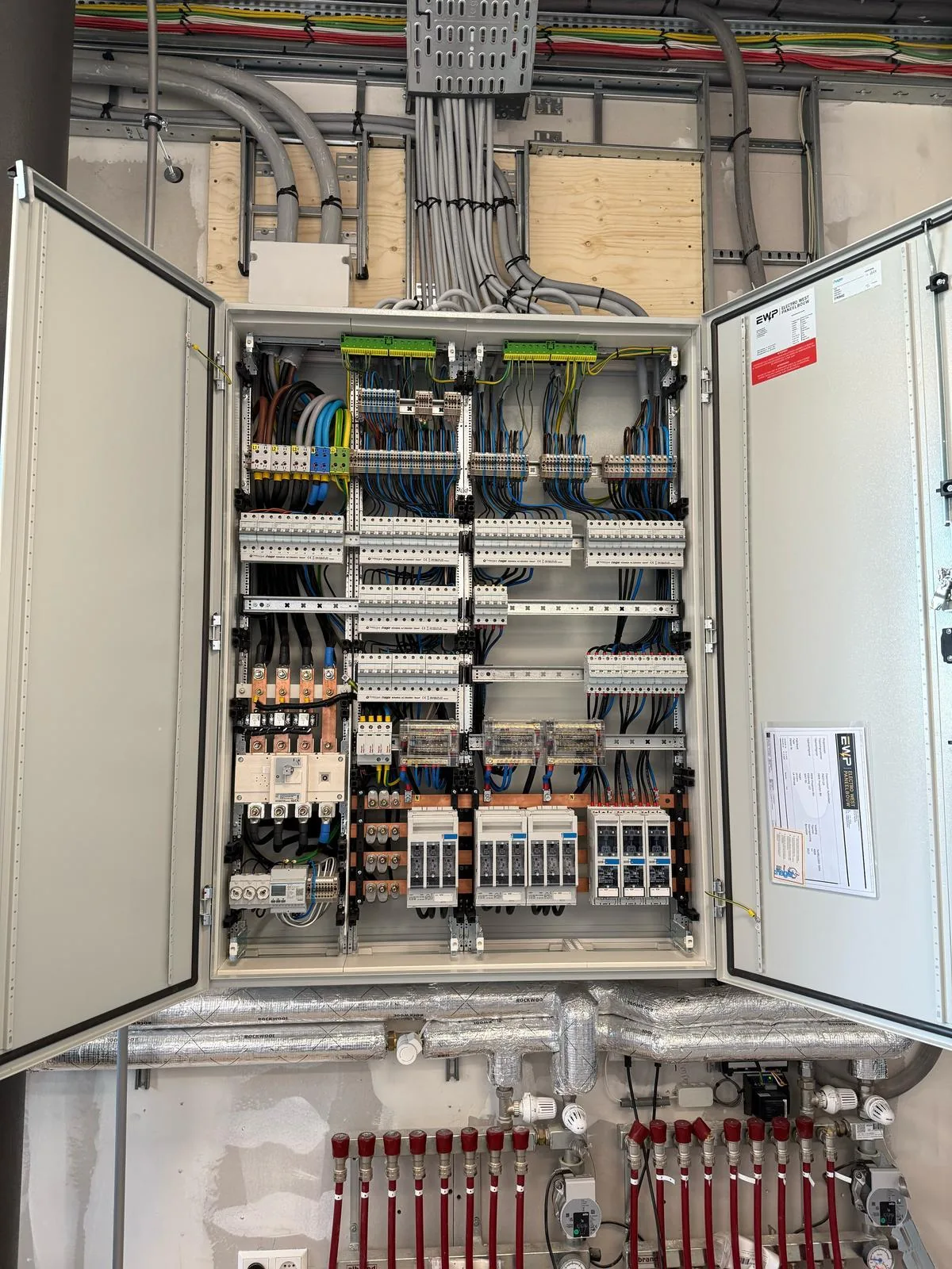 Kabeldraagsysteem in het plafond, Elektra & installaties door Mandotech