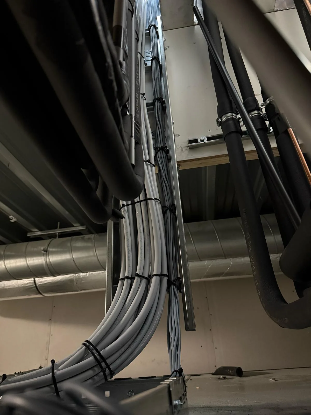 Netjes weggewerkt, Elektra & installaties door Mandotech