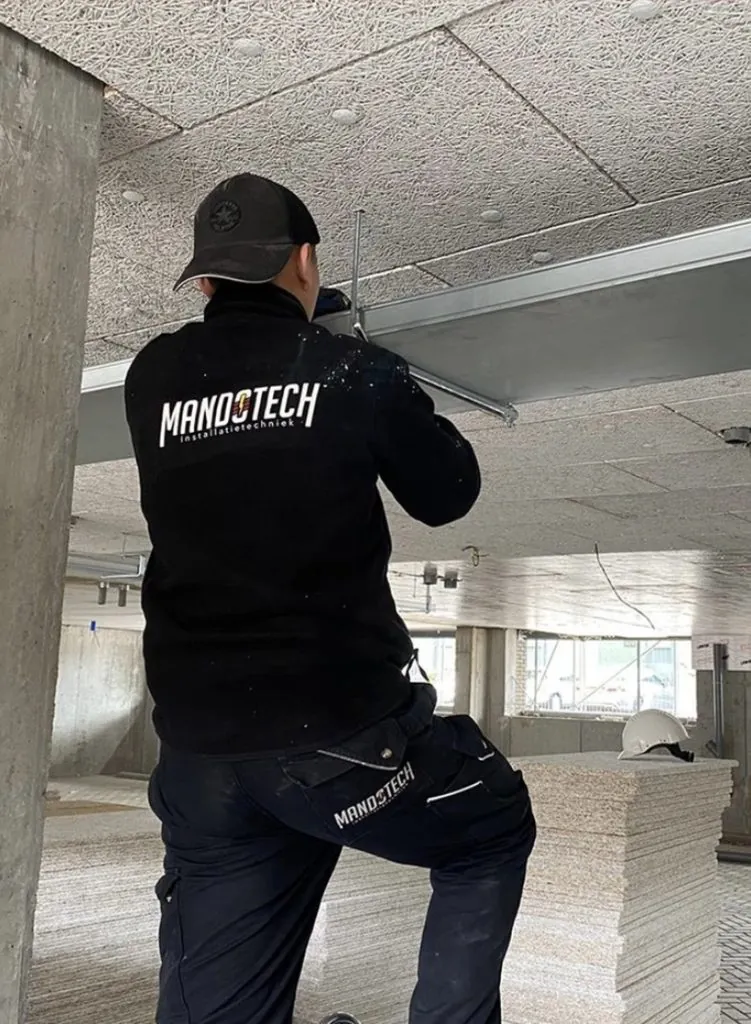 Mandotech monteur tijdens plafondmontage
