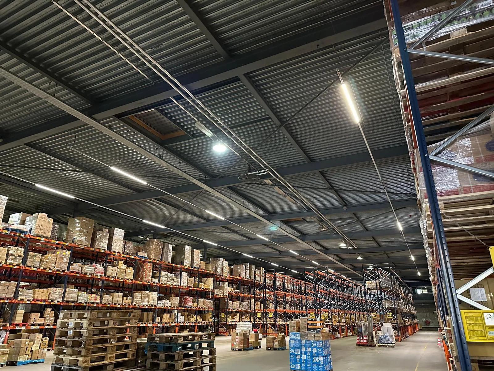 Nieuwe LED-lijnen & bewegingssensoren. Oriental Holding Europe in Hoofddorp door Mandotech
