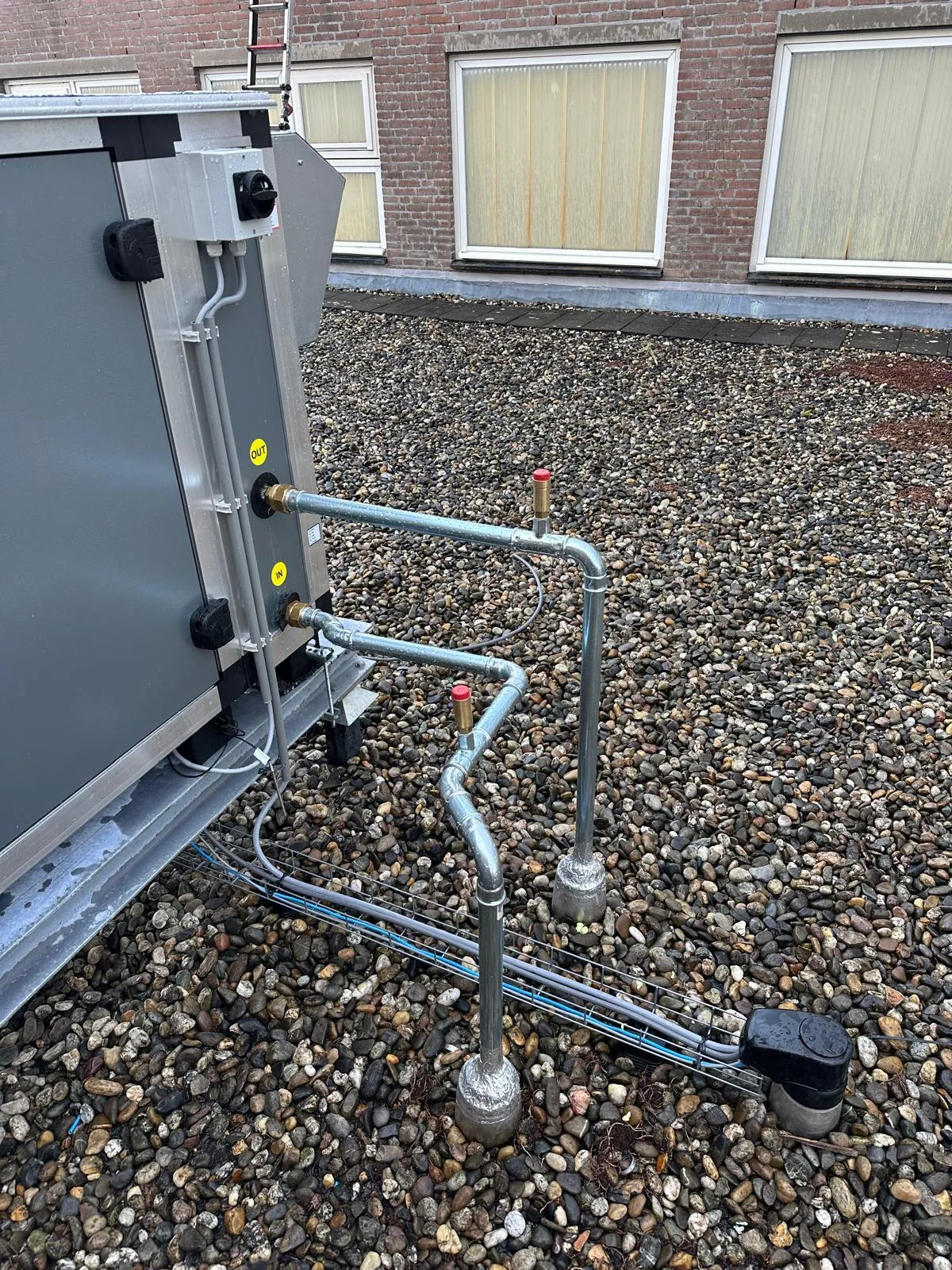 Buitenunit op locatie, Zonnepanelen, laadpalen & verduurzaming door Mandotech