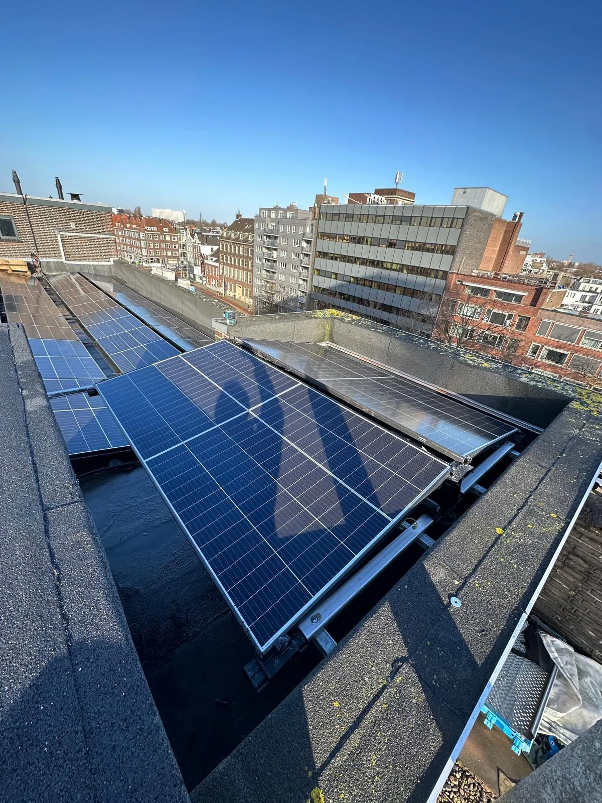 Zonnepanelen op stedelijk dak, Zonnepanelen, laadpalen & verduurzaming door Mandotech